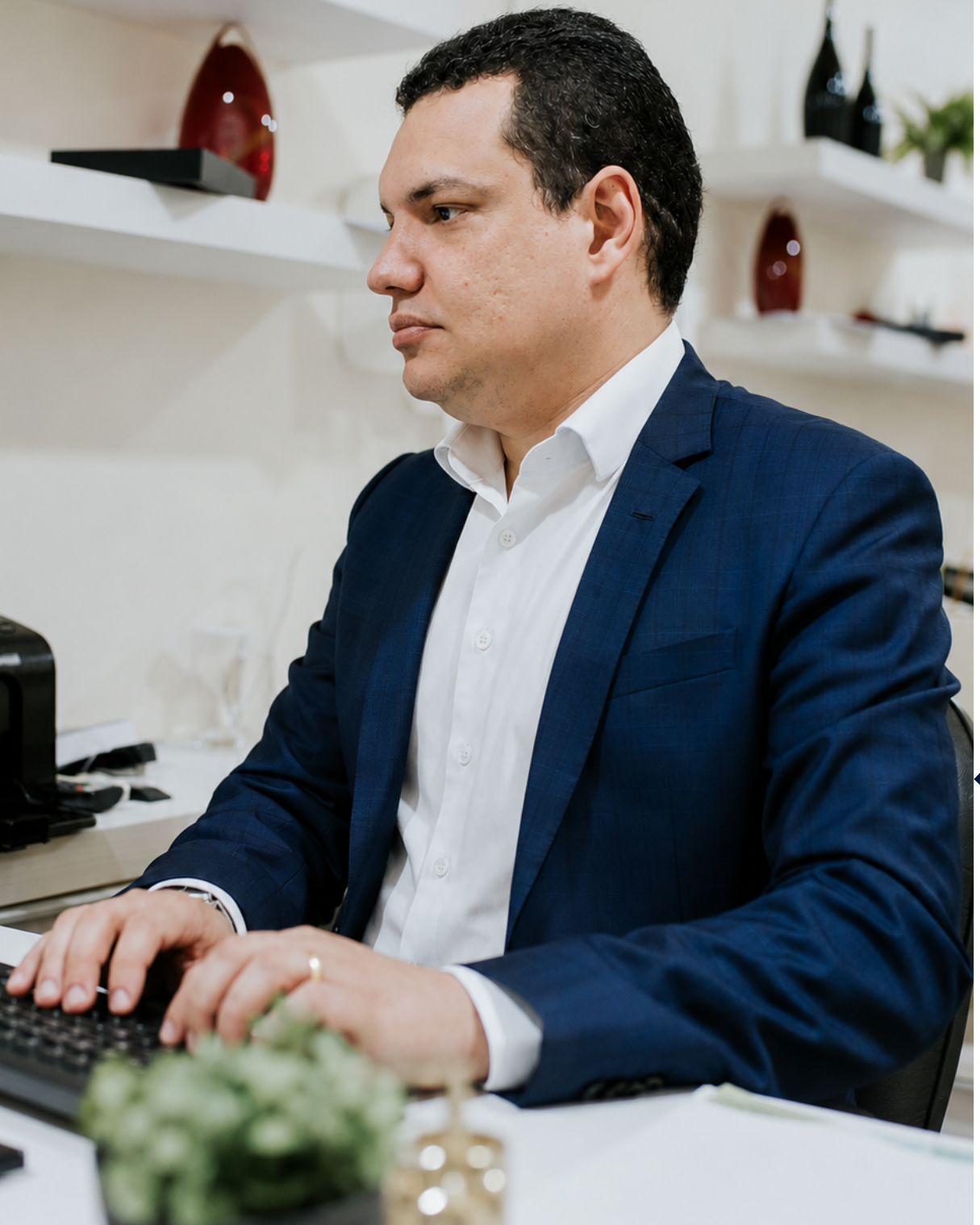 Dr. Thiago Carvalho no consultório